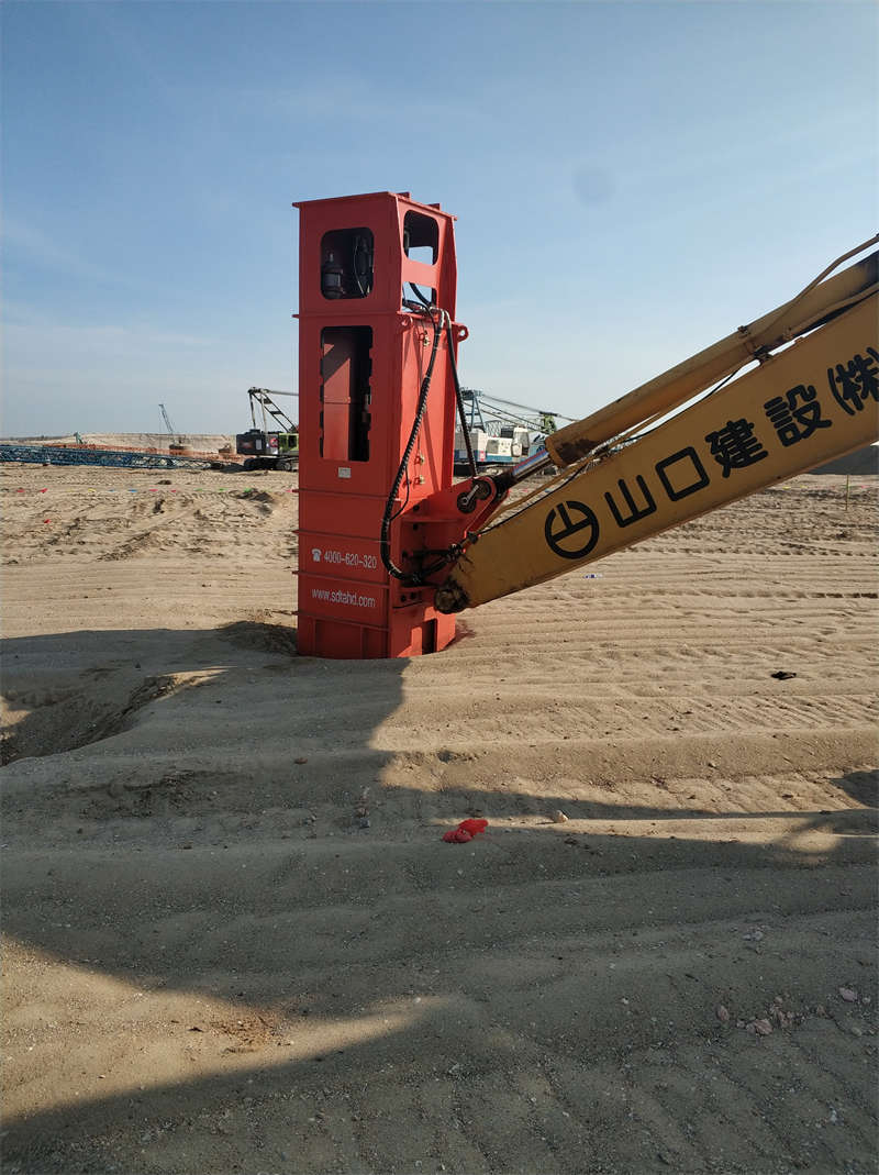 The lower hammer of the Rapid Impact Compaction is covered by the ground The lower hammer of the Rapid Impact Compaction is covered by the ground