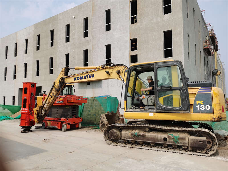 The Rapid Impact Compaction is installed on the excavator